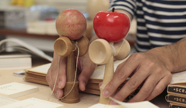 <strong>伊藤嶺花×鈴木康広｜スピリチュアル対談（後編）</strong>　「そしたら、その“灯台”って技をぼくが一番最初にできたんです。先生はすごく驚いていました。“康広”って書いて、約束どおりけん玉をくれたんです」（鈴木さん）