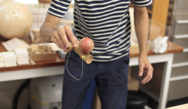 <strong>伊藤嶺花×鈴木康広｜スピリチュアル対談（後編）</strong>　「いまでも、（けん玉と）目が合うと『じゃあ、やるか』って感じではじめます。必ず『10回連続でやって、10回とも成功させるぞ』とかって、そのときの自分が『ちょっと難しいな』とおもう目標を設定して、成功するまで集中してやるんです。で、終わったらいつもの定位置に戻すっていう」（鈴木さん）