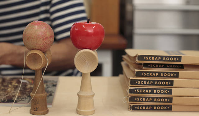 <strong>伊藤嶺花×鈴木康広｜スピリチュアル対談（後編）</strong>　「『なにかメモしなきゃ』っておもったときは、『ここで止まったらみんなとぶつかっちゃうかな？』って一瞬おもいつつ、『いま書かないと消えちゃう』とおもってメモするんですよ」（鈴木さん）