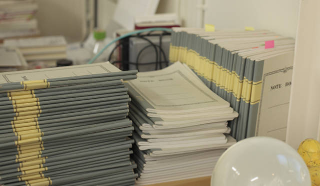 <strong>伊藤嶺花×鈴木康広｜スピリチュアル対談（後編）</strong>　アトリエには、アイデアや考えをメモした大量のメモパッドが