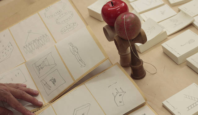 <strong>伊藤嶺花×鈴木康広｜スピリチュアル対談（後編）</strong>　「大学生のころにいろんなアイデアや考えをメモしていたメモパッドがあって。それを『もう1回見たいな』とおもって、自分用にスクラップしたんです。日付も当時のものが入っています。これが残っていることが重要で。1個1個見ていくと、当時考えていたことがすごくよくわかるんですよ」（鈴木さん）