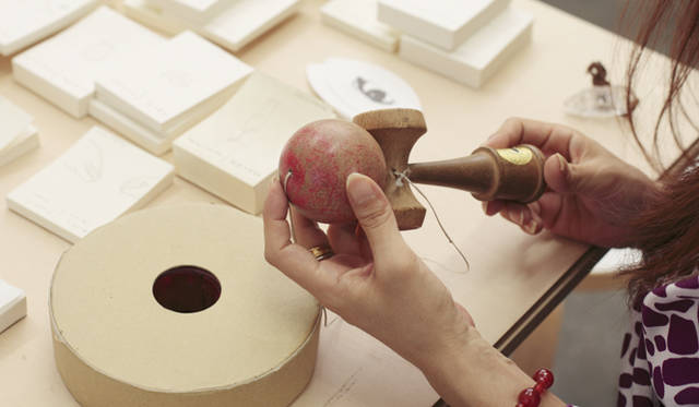 <strong>伊藤嶺花×鈴木康広｜スピリチュアル対談（後編）</strong>　「このけん玉も買ってきたんじゃなくて、先生からもらえたっていうエピソードもいいですよね。ほんとにいい意味で純粋無垢で、そのときのけん玉をいまでも大事にするぐらいピュアな部分を持ってらっしゃる。そこがいつも働いて、インスピレーションをキャッチしてくれるんじゃないですか？」（伊藤さん）