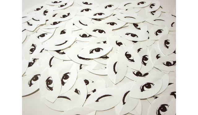 <strong>伊藤嶺花×鈴木康広｜スピリチュアル対談（後編）</strong>　開いた目、閉じた目がプリントされた白い紙の葉が空中で回転し「まばたき」をしているように見える作品。観客が散った葉を集めて円筒に差し込むと、高さ6メートルまで吹き上がり空間に降り注ぐ<br />（写真＝『まばたきの葉／Blinking Leaves』 （2003） photo: Katsuhiro Ichikawa Courtesy of Wacoal Art Center）