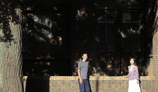 <strong>伊藤嶺花×鈴木康広｜スピリチュアル対談（後編）</strong>　「鈴木さんは、これからクリエイターになりたいっておもってる、なにかをつくって表現したい人たちのために道を切り開いていくし。みんなの代表になるんじゃないですか？」（伊藤さん）　「伊藤さんのお話には、ぼく自身おもい当たる節がたくさんあって、なんども鳥肌が立ちました。今日はじめて明らかになったこともいくつかありましたし、これからの活動の参考にさせていただきたいとおもいます」（鈴木さん）