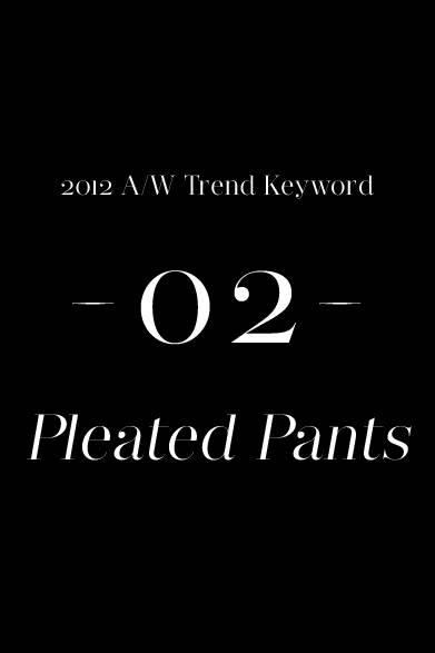 昨シーズンのトレンドであったサルエルパンツに代表されるように、ややワイドなパンツも選択肢の一部として認識されるようになった。その“太めパンツ”への注目は今季も継続しており、メンズ服のなかでもきわめて定番的なアイテムであるクリース入りのウールパンツにおいても、「タック入り」が注目株となっている。男らしさといなたい雰囲気を備えたボトムスと言えよう。秋口はローファーなどを合わせて軽快なイメージを残し、冬にはウイングチップなどでガッチリした足元を作る。いずれにしても定番のオックスフォードシューズがよく合うパンツである。