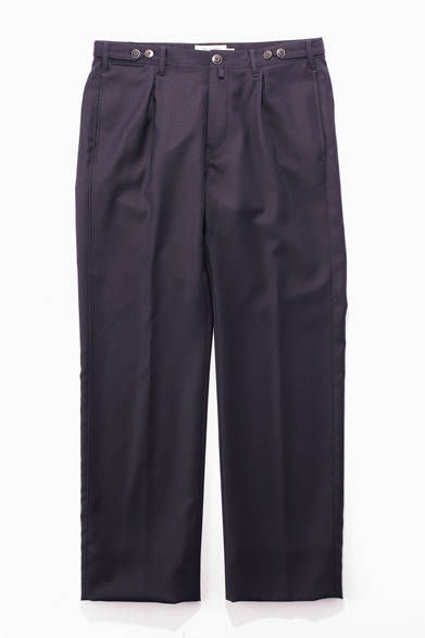 イタリアを代表するパンツブランド、G・T・Aが今季よりスタートしたニューライン、「G・T・Aデザイン」のタック入りパンツ。フロントにインバーテッドプリーツを入れ、ほどよくワイドなシルエットを形成。着こなしに取り入れやすい一本といえる。<br /><br />3万3600円（G・T・A デザイン）<br />インターナショナルギャラリー ビームス<br />Tel. 03-3470-3948