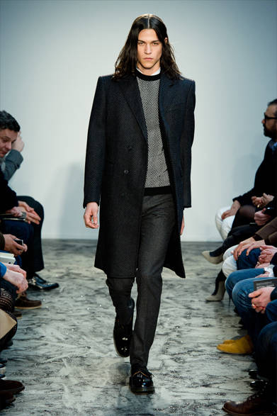 定番柄であるアーガイルや伝統素材のカシミアを1815年の創業以来使用しつづけ、現代にも通用するモードを作り出しているプリングル オブ スコットランド。今季はチェスターフィールドコート、ヘリンボーン柄のニットなどを用い、「英国らしさ」をそこかしこに散りばめた、濃厚なブリティッシュスタイルを展開している。<br /><br />プリングル オブ スコットランド／A.K.A Tokyo<br />Tel. 03-5468-3388