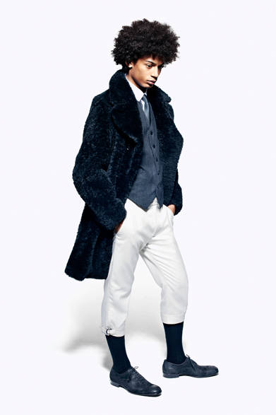 2012年春夏シーズンから英国老舗テーラー、ハンツマンとのコラボラインを復活させたアレキサンダー・マックイーン。その影響もあってか、本ラインにも英国テーラードへの強いこだわりが巧みに表現されている。ハンティングから着想を得たクロップドパンツなどは、強烈な英国らしさを湛えるアイテムといえよう。<br /><br />アレキサンダー・マックイーン／M inc<br />Tel. 03-3498-6633