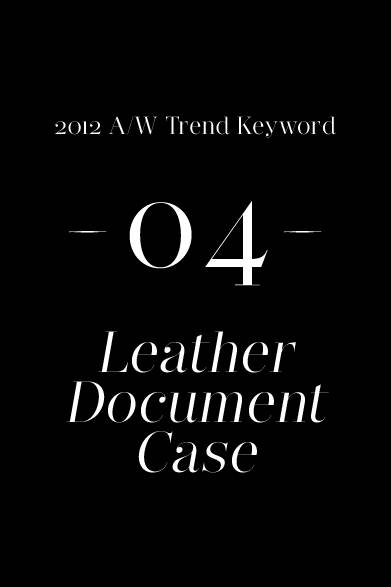 ウィメンズにおけるクラッチバッグに呼応するように、メンズバッグの新潮流として話題になっているのがドキュメントケースだ。この秋冬に選ぶべきは、シックな色合いのもの、そしてシンプルかつエレガントなデザインのものである。そのクラシックな佇まいは、あたかも昭和のジェントルマンのようなムードを醸し出す。ビジネスシーンに合わせてももちろんOKだが、このアイテムが進化を発揮するのはカジュアルの領域であろう。