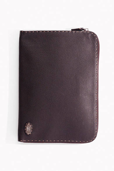 上質なシボ革を使いながらも、太めのステッチで親しみやすさも感じさせるドキュメントケース。内側はリネン素材で、書類など整理しやすい2つの収納を備えたすぐれものである。脇に抱えても、手に持ってもさまになる絶妙なサイズ。<br /><br />7万4550円（フェンディ）<br />フェンディ ジャパン<br />Tel. 03-5414-6762