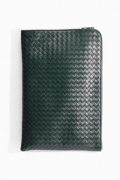 アイコンであるイントレチャート（革の編み込み）が美しいボッテガ・ヴェネタのドキュメントケース。深みのあるグリーンの色合いも魅力だが、特筆すべきはその大きさで、13インチノートPCを収納できる（編集部調べ）。これほどエレガントなドキュメントケースはそうないはずだ。<br /><br />14万7000円（ボッテガ・ヴェネタ）<br />ボッテガ・ヴェネタ ジャパン<br />Tel. 0570-000-577