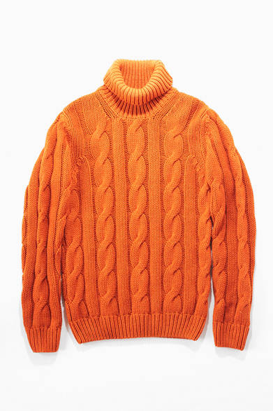 ミラノのトータルウェアブランド、アルテアのアランセーター。鮮やかにして味のある見事なオレンジの発色は、スプレープリントによるもの。ミディアムゲージで編まれた適度なザックリ感も魅力だ。<br /><br />3万6750円（アルテア）<br />アマン<br />Tel. 03-6805-0527