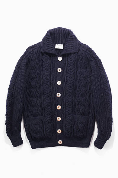 アランセーターを作るブランドとして最も有名なのがインバーアランであろう。トラディショナルラインとはことなる、軽量かつ撚りの弱い糸を使用することで、リーズナブルな価格を実現したカジュアルラインのカーディガン。本物が持つ雰囲気を手軽に味わえるというわけだ。<br /><br />3万8850円（インバーアラン）<br />シップス 渋谷店<br />Tel. 03-3496-0481