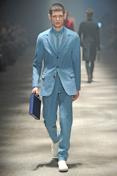 丸みを強調したダウンショルダーや、ハイウエストからストレートに伸びるパンツのシルエットなど、革新的なプロポーションを提案した今季のランバン。その形にばかり注目が集まるが、ランウェイでは写真のような美しいパステルブルーで統一されたセットアップスタイルも披露した。<br /><br />ランバン／ランバン ジャパン<br />Tel. 03-3289-2782