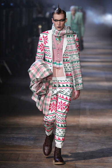 アメリカントラッドのアップデートと、過激なパンクスタイルの見事なコントラストをみせつけた今季のトム ブラウン。なかでも注目したいのは、緑やピンクなど鮮烈なパステルカラーのアイテムを使ったコーディネイト。その美しさと個性で、ダークトーン一辺倒の秋冬スタイルに一石を投じた。<br /><br />トム ブラウン／クロスカンパニー<br />Tel. 03-5770-5570<br />©Dan and Corina Lecca