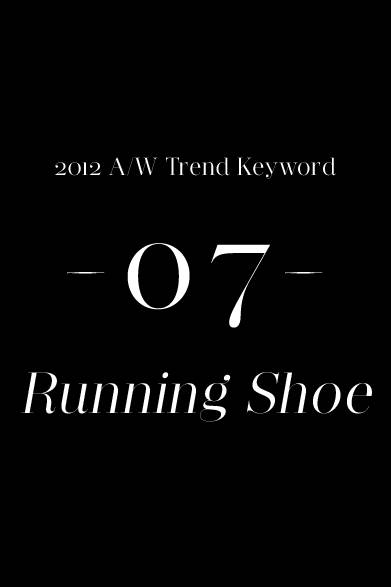 ハイテクなランニングシューズは、結論から言えば「ハズシ」のアイテムとして活用していただきたい。ウール、ツイード、スエードといった重厚な素材、ダークグレー、ブラウンといったシックな色が増えてくる秋冬のコーディネイトにおける、足元のアクセントである。例えばアランセーターにウォッシュの効いたコーデュロイパンツをロールアップして、ハイテクなランニングシューズを合わせる。たんなるハズシ以上に、着こなしに洗練された印象を加味してくれるはずだ。