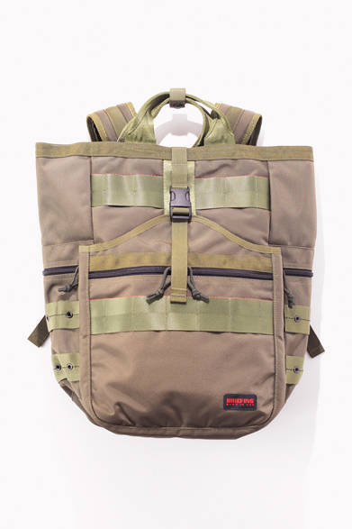 昨シーズンに登場したブリーフィングのジムパック。シューズ専用のコンパートメントやテニスラケットなどを入れるのに適したフロントポケットなどにくわえ、メインコンパートメントはドローコードで絞る巾着仕様。その使い勝手の良さと骨太な面構えで、男子の物欲を十二分に刺激してくれる。<br /><br />3万9900円（ブリーフィング）<br />セルツリミテッド<br />Tel.03-3448-1330