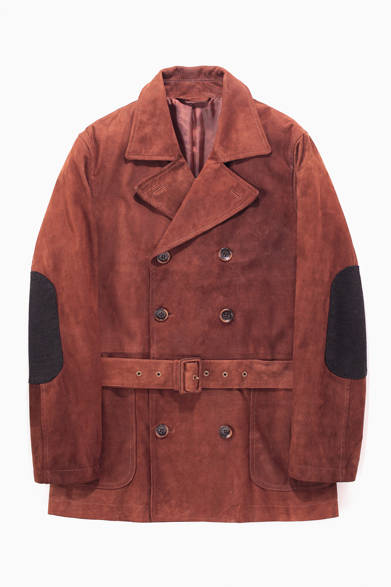 ゴートスエードを使ったダブルブレストコートは、ジャケットを中に着ても裾が出ることなく、足さばきしやすいように設計。ネイビーコーデュロイのエルボーパッチが、デザイン的にも質感的にもこのアイテムのアクセントになっている。<br /><br />9万2400円（リーセンシィ オブ マイン）<br />アバハウス ラストワード ガーデン有楽町店<br />Tel. 03-3211-8070