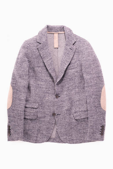 ヘリンボーンツイードを使用した、イレブンティのジャージージャケット。チェンジポケットやアンフィニッシュ仕様の袖口など、随所にこだわりを盛り込んだ意欲作である。エルボーパッチには淡い色合いのアルカンターラ（人工皮革の一種）を採用。<br /><br />5万3550円（イレブンティ）<br />ビームス ハウス 丸の内<br />Tel. 03-5220-8686