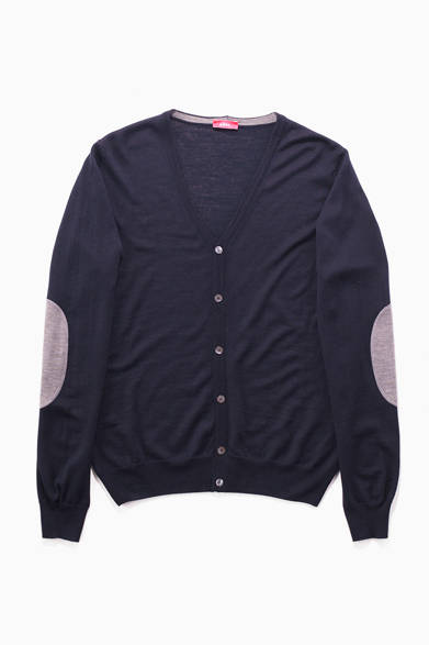 メリノウールをハイゲージで編み込んだ、アルテアのVネックカーディガン。エルボーパッチは別配色だが、ボディ同様のニット地というユニークな仕様である。定番シルエットを採用しているので、着やすく使い勝手抜群。色ちがいで揃えたくなるカーディガンだ。<br /><br />2万3100円（アルテア）<br />アマン<br />Tel. 03-6805-0527