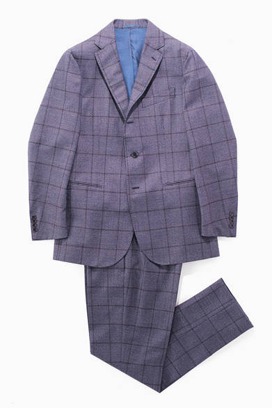 ハイクオリティな生地を使い、イタリアの熟練した職人の手で丁寧に仕立てられた、スティレ ラティーノのスーツ。オフタイムでも活用できる短めな着丈と、シェイプされたボディラインが特徴だ。こちらは英国の伝統柄であるウインドウペーンを用いた最新作。<br /><br />19万9500円（スティレ ラティーノ）<br />ビームス ハウス 丸の内<br />Tel. 03-5220-8686