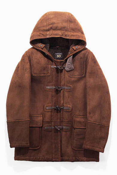 チンクワンタの秋冬の定番であるムートンのダッフルコートを、ショートレングスに改良したエストネーション別注モデル。時代の空気感やリラックスした気分を巧みに取り入れ、スーツスタイルにマッチする仕上がりに。普段がスーツのビジネスマンにこそ、ぜひ試してほしい一着。<br /><br />24万1500円（チンクワンタ）<br />エストネーション<br />Tel. 03-5159-7800