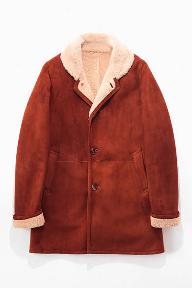 高級感溢れるシープスキン素材を贅たくに使うことで、一般的にはラフなイメージが強いランチコートを、品良く仕上げている。防寒性は抜群で、ジャケット替わりに着てもさまになる。イギリス製というのも魅力のひとつ。<br /><br />ムートンコート11万5500円（アンノウン）<br />417 バイ エディフィス 渋谷<br />Tel. 03-5456-6971