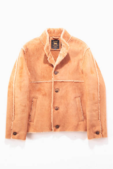 シープスキンレザーの加工を得意とする、イギリスの老舗ファクトリー、オーエン・バリー。こちらのモデルはデザインから製作を依頼したという、ビームスのエクスクルージヴモデルだ。短い着丈に適度なボリューム感、ムートンにして軽快に着こなせるブルゾンである。<br /><br />16万8000円（オーエン バリー）<br />インターナショナルギャラリー ビームス<br />Tel. 03-3470-3948