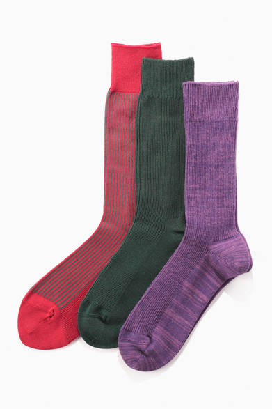 レッド×グリーンのストライプ柄ソックスは、フクスケ・フォー・メン ボールドの定番モデルの最新色。秋らしい色合いの深みのあるグリーンとパープルは、タビオ オムのソックスだ。着こなしに彩りと遊び心を与えてくれるカラフルソックス、ぜひご活用のほどを。<br /><br />左／1050円（フクスケ・フォー・メン ボールド）<br />福助<br />Tel. 03-6418-1411<br /><br />中／840円、右／1260円（ともにタビオ オム）<br />タビオ<br />Tel. 03-6419-7676<br />