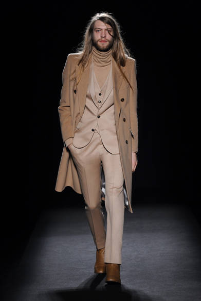 旬のタートルネックセーターに、3ピーススーツ。そして、クラシックなダブルブレストのコート。すべてのアイテムをマルジェラのメゾンコードというべき、キャメルで統一したワントーンルック。リアリティのある組み合わせ方をぜひ参考にしてほしい。<br /><br />メゾン マルタン マルジェラ<br />Tel.03-5725-2414