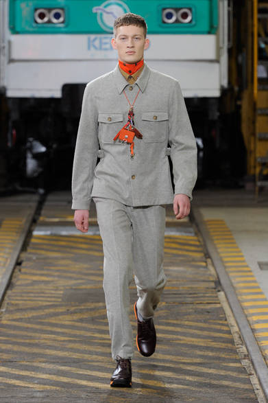 セットアップに近い感覚の、共地のシャツとパンツを合わせた写真のようなルックは、ワントーンのカテゴリーと解釈していいだろう。より身近なコーディネイトである。靴や小物で他の色を挿すことによって、グレーベースのスタイリングに洒脱さをくわえている。<br /><br />ケンゾー／ブルーベル・ジャパン<br />Tel. 03-5413-1050