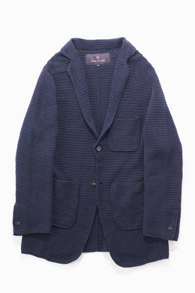 職人が手編みした“かぎ針”のニットジャケット。機械で編んだものとはちがう斑（ふ）のある編み目、そして手作業でのみ実現できる柔らかな風合いが特徴だ。いい意味でゆるいこのジャケット、ボタンダウンシャツ＆レジメンタルタイのトラッドなVゾーンを試してみたい。<br /><br />4万9350円（リーセンシィ オブ マイン）<br />アバハウス ラストワード ガーデン有楽町店<br />Tel. 03-3211-8070