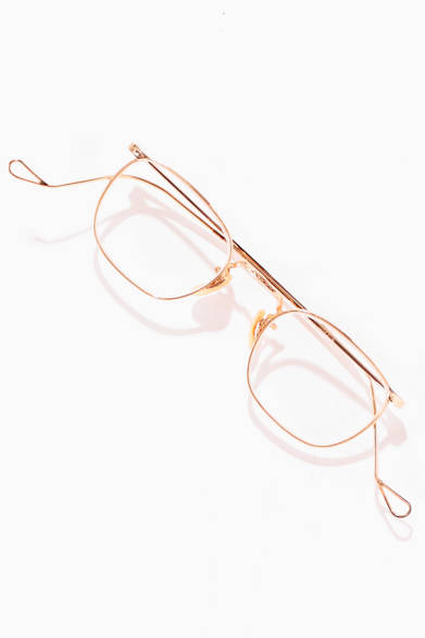 ボストン型と呼ばれる丸眼鏡がトレンドであった1930年代に製作されたという、ザ・スペクタクルの眼鏡。当時としては珍しい、メタルのウェリントンといえる形を採用しており、これがすんなりと顔に馴染む。ヴィンテージの入門としてうってつけの一本だ。<br /><br />7万2450円（ザ・スペクタクル）<br />グローブスペックス エージェント<br />Tel. 03-5459-8326