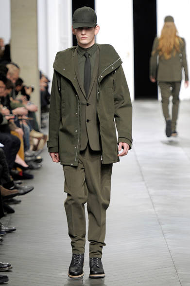 ミリタリーのユニフォームにヒントを得たというコレクションで話題を集めた、今シーズンのディオール オム。当然のように、その大半を占めたのはオフィサーグリーンと呼ばれるカーキ色に染まったアイテムたち。さまざまなバリエーションのオフィサーグリーンを楽しむことができる。<br /><br />ディオール オム／クリスチャン ディオール<br />Tel. 03-3263-2266<br />©PATRICE STABLE