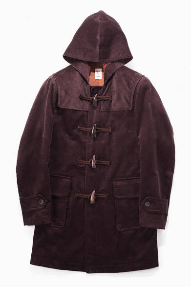 ビームスの大人向けレーベル、ブリッラ ペル イル グストのダッフルコート。昨シーズンから続くトレンド、トグル留めのディテールを引き継ぎ、コーデュロイと合わせることで今っぽく仕上げている。短めの着丈、スリムなシルエットが特徴。<br /><br />6万5100円（ブリッラ ペル イル グスト）<br />ビームス ハウス 丸の内<br />Tel. 03-5220-8686