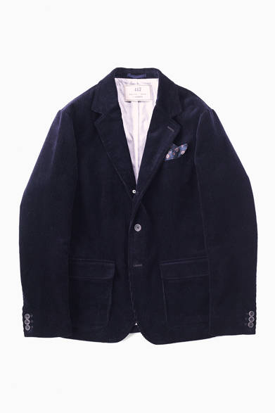 太畝の分厚いコーディロイ地を使った、3ボタン段返りジャケット。一見ラギッドな印象に映るが、裏地にはストライプ柄の裏地を配し、胸ポケットにはポケットチーフ付きと品の良い味付けが。エレガントな雰囲気を備えた、秋口から真冬まで長く使える一着である。<br /><br />2万8350円（417 バイ エディフィス）<br />417 バイ エディフィス 渋谷<br />Tel. 03-5456-6971