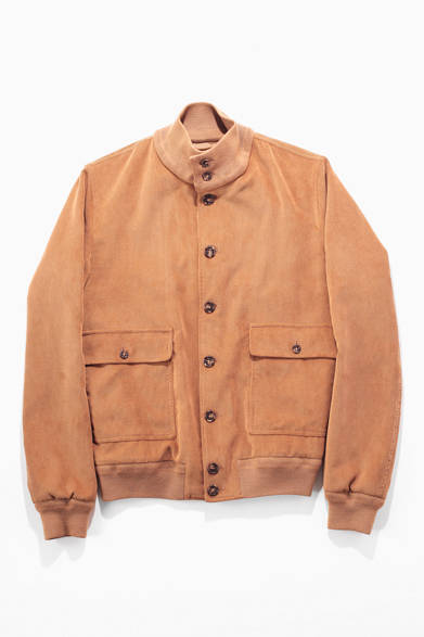 少し光沢あるコーデュロイ素材を用いて、上品な雰囲気に仕上げたバルスタリーノのブルゾン。同ブランドの社長が着ていた私物のブルゾンを、エストネーションのバイヤーがいたく気に入り、エクスクルーシブで発注したもの。上品かつシンプルなデザインが魅力！<br /><br />5万9850円（バルスタリーノ）<br />エストネーション<br />Tel. 03-5159-7800