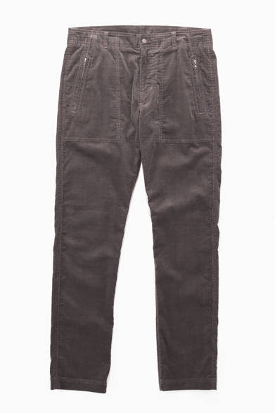 美しいテーパードシルエットを持つセオリーのワークパンツ。サイドポケットをジップ使いに、バックポケットをフラップ仕様にするなど、実用性とファッション性を兼ね備えたディテールが光る。洗い加工によるこなれた色合いもこの時期重宝するはず。<br /><br />1万9950円（セオリー）<br />リンク・セオリー・ジャパン<br />Tel. 03-6865-0206