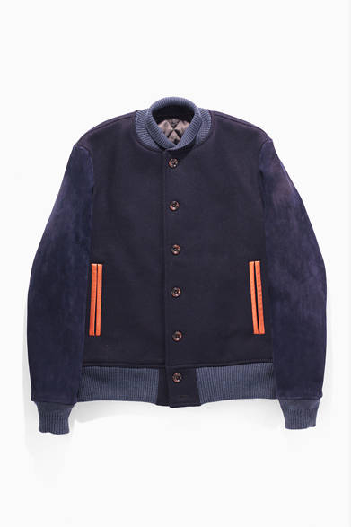 ボディはメルトン、袖には柔らかくなめした牛革を採用したスタジアムジャンパー。ほどよくシェイプされたウエストや、少し短めの着丈は現代的だが、立ち襟、ボタンフロント仕様、色使いでクラシックな雰囲気を醸し出している。ボタンダウンシャツにチノーズといったトラッドな着こなしを、モダナイズしてくれるスタジャンといえる。<br /><br />4万4100円（アバハウス）<br />アバハウスラストワード原宿店<br />Tel. 03-5466-5700