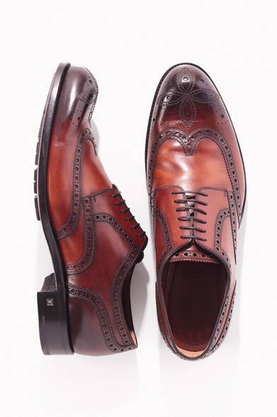 モノグラム・フラワーを思わせるメダリオンが施された、外羽根のフルブローグ。トゥとヒールの両端部分に向かって、濃くなるように仕上げた色付けも個性的だ。すべてのパーフォレーションが美しく配された、ウイングチップ好きをうならせる一足。<br /><br />12万6000円（ルイ・ヴィトン）<br />ルイ・ヴィトン カスタマーサービス<br />Tel. 03-3478-2100