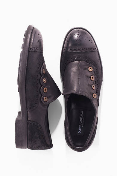 モンクストラップのような甲を覆うデザイン、メタルアイレットに沿うよう波型にカットされたアッパーのデザインが特徴的。甲の内側にゴムが仕込んであるため、ボタンを外すことなく簡単に着脱できる。じつに便利だ。<br /><br />6万7200円（ドルチェ＆ガッバーナ）<br />ドルチェ＆ガッバーナ ジャパン<br />Tel. 03-6419-2220