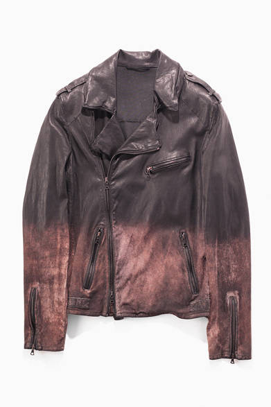 特殊な加工を施すことで、ブラックとブラウンの絶妙なグラデーションカラーを纏ったダブルのライダーズジャケット。全体的に細身のシルエットだが、ストレッチレザーを使用しているので見た目以上に動きやすい。ワイルドかつモードな表情が魅力である。<br /><br />25万4100円（ドローム）<br />アルーナ<br />Tel. 03-6808-1098<br />