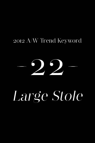 季節を問わず、胸元を飾るために欠かせない小物がストールである。デザインは柄物から単色まで、そして素材はリネンやシルク、コットンなど、とにかくバリエーションは豊富だ。今季らしいストールをピックアップするポイントは2つ。ますは大きさである。1×3メートルくらいの大判であること。そして花柄やレトロなムードの総柄を選ぶことである。素材はお好みで。見える面積を小さくまとめれば、思い切った色柄でも派手になることはない。適度なアクセントをもたらしてくれるはず。
