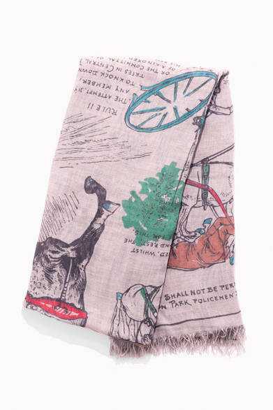 モダール90％×カシミア10％の混紡生地ならではの、柔らかく、滑らかな肌触りを楽しめる。ストール全体にプリントされるのは、ホースクラブのルールをイラスト化したものなんだそう。広げて、眺めてみるのも面白い。<br /><br />3万450円（参考価格）<br />アマン<br />Tel. 03-6805-0527