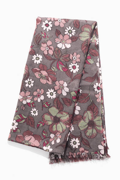 昔ながらの木製シャトル織機を使って、丁寧に織られたアンドレアのプリントストール。カシミア素材にほどこされた花柄のプリントは、上品かつ見事な発色である。ピッティウォモの会場でも大人気だったそうだ。かなり大きなサイズなので、いろいろな巻き方が試せそう。<br /><br />4万2000円（アンドレアズ1947）<br />ビームス ハウス 丸の内<br />Tel. 03-5220-8686<br />