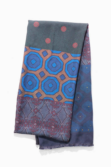 ヨーロッパやインドの古いテキスタイルを現代的にアレンジしたデザインで、いま最も注目を集めているブランド、ピエール ルイ マシア。エキゾチックな色・柄と、シルクの上質な光沢が魅力だ。ジャケットスタイルにぜひ。<br /><br />3万450円（ピエール ルイ マシア）<br />エディフィス 東京<br />Tel. 03-3400-2931