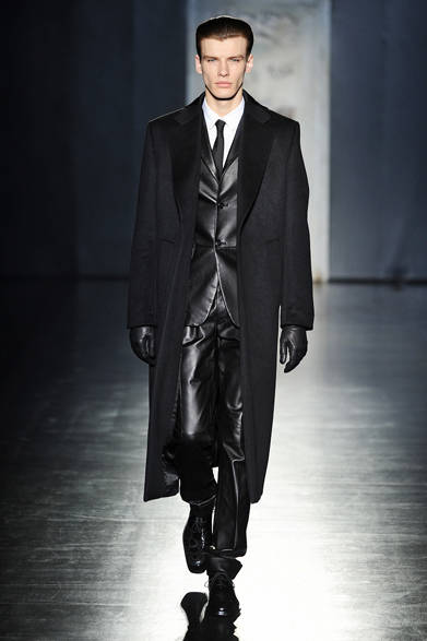 典型的なヤッピースタイルに、現代的な男らしさ、そしてロマンティシズムを織り交ぜたジル・サンダー。このチェスターフィールドコートも圧倒的なダンディズムを放っている。ものによっては、かわいらしい恐竜やクジラのイラストがほどこされた、セーラーカラーがついたタイプも。<br /><br />ジル・サンダー／ジルサンダー・ジャパン<br />Tel. 03-5464-6729