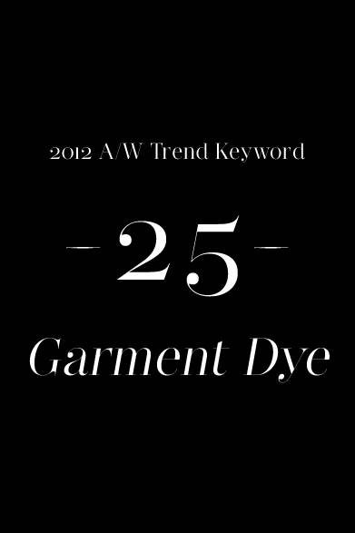 デニムやTシャツの加工技術として馴染みのある製品染め（後染め）、製品洗い。この加工がドレッシーなアイテムにも積極的に使われるようになってきた。具体的に言えばジャケットやシャツ、ウールパンツ、セーター。素材で言えばカシミアやシルクといったエレガントなものにも適用されているのだ。こなれた風合いと柔らかい色彩が特徴。この手のアイテムを1点くわえることで、上品かつ気取らない着こなしが完成するはずだ。