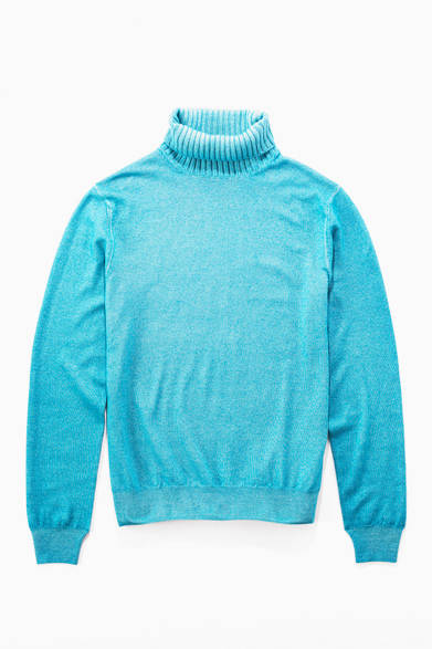 最高級のウールを使用したクルチアーニのタートルネックセーターは、発色の良さと柔らかな肌触りが特徴だ。ガーメントダイにより浮かび上がる独特な「あたり」や、編み目を変えたリブ部分などの、表情の変化もポイントだ。<br /><br />3万1500円（クルチアーニ）<br />バーニーズ　ニュ－ヨーク新宿店<br />Tel. 03-3352-1200