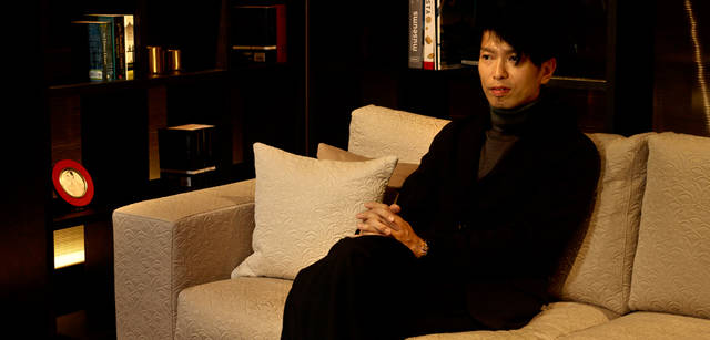 <strong>GIORGIO ARMANI｜ジョルジオ アルマーニ</strong><br />「僕は建築とおなじように家具を考えてしまいます。ジョルジオ アルマーニも、きっと、家具やインテリアを考えることと、服のことを考えることでは、違いはないんじゃないですかね」<br /><br />ジャケット36万7500円、ニット11万5500円、パンツ8万1900円（すべてジョルジオ アルマーニ／ジョルジオ アルマーニ ジャパン Tel. 03-6274-7070）<br /><br />ソファ カナレット 96万8100円（アルマーニ / カーザ Tel. 03-6274-7003）